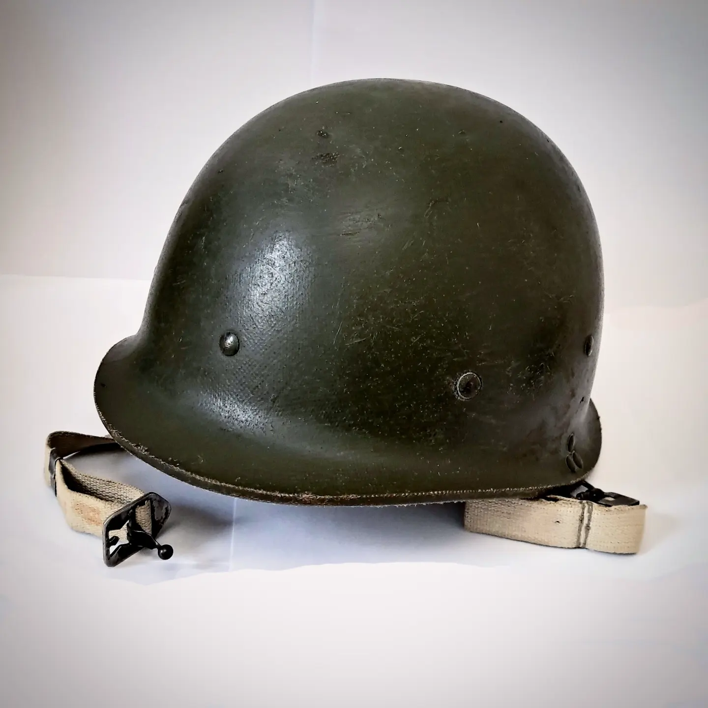 کلاه نظامی یا هلمت مدل M80 غنیمتی از ارتش عراق در جنگ با ایران دهه 60