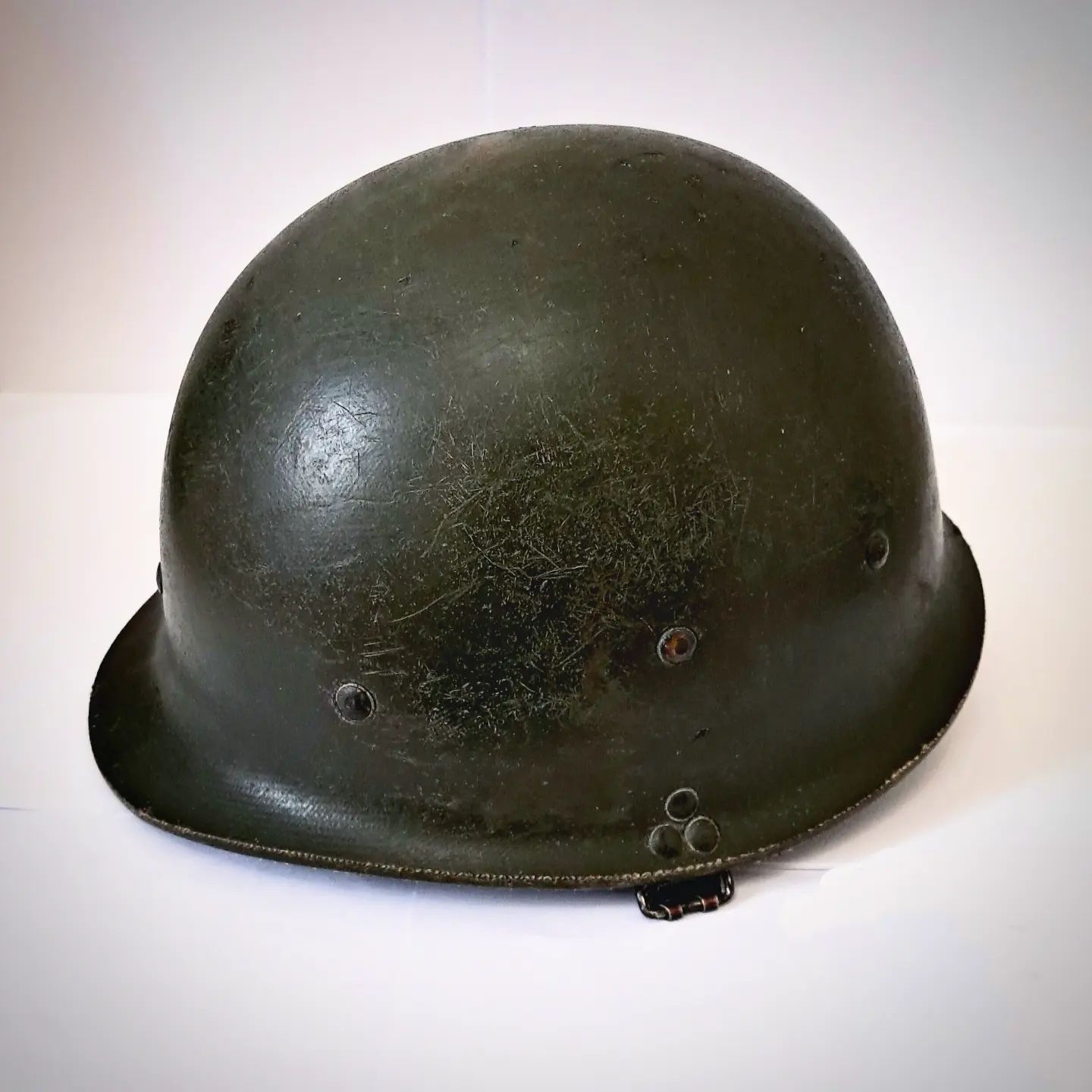 کلاه نظامی یا هلمت مدل M80 غنیمتی از ارتش عراق در جنگ با ایران دهه 60 - Image 2
