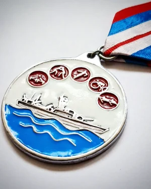 مدال یادبود ورزشی نیروی دریایی ارتش با تصویر رزم‌ناو