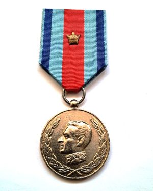 مدال یادبود دوهزار و پانصدمین سال بنیانگذاری شاهنشاهی ایران دوره پهلوی (رنگ نقره‌ای)