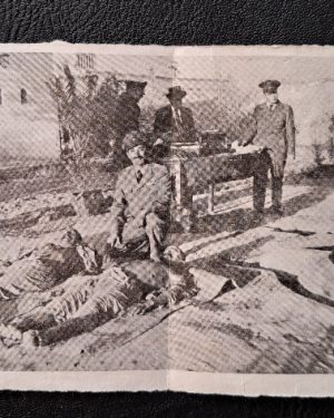 عکس افسر ژاندارمری در کنار جنازه دادشا و محمدشا دوره پهلوی